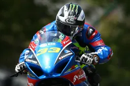 Michael Dunlop con Buildbase Suzuki nel BSB ad Oulton Park