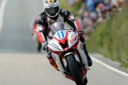 Tourist Trophy: Michael Dunlop trionfa nella Supersport