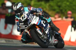 TT: Michael Dunlop trionfa nella gara Superbike, record a 134.432 mph di Harrison