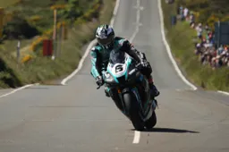 Michael Dunlop, sono 23 vittorie: dominio tra le Superbike al TT 2023, pazzesco Hickman