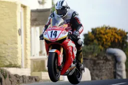 Tourist Trophy: Michael Dunlop con la Kawasaki ufficiale PBM