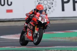 Superbike Most: Warm up, Michael Rinaldi dente avvelenato Alex Lowes non corre