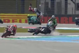 Van der Mark, pauroso highside ad Assen: femore fratturato - Video