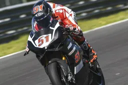 Ducati Panigale V4 R: "prima" pubblica al BSB con Michele Pirro a Brands Hatch!