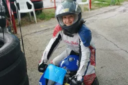Mia figlia, nove anni, per la prima volta in circuito con la minimoto