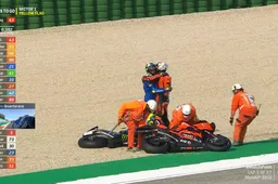 MotoGP: Joan Mir e Danilo Petrucci, l'abbraccio dopo l'incidente