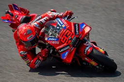 MotoGP Assen: Marc Marquez cade, riparte e chiude al comando