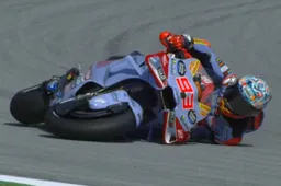 MotoGP Catalunya, Prove Libere 2: comanda Espargaro, scivola Marquez