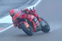 MotoGP Sachsenring: Marc Marquez naviga sicuro, pole position nella pioggia