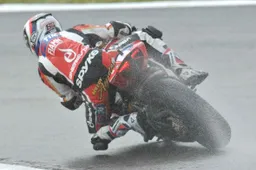 Superbike Mosca Gara 1: Melandri trionfa in una corsa "pazza"