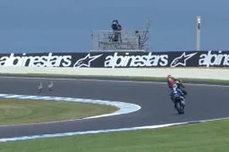 Moto2 Australia, Prove 1-2: oche in pista e caduta di Acosta
