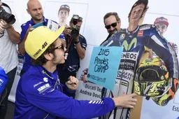 MotoGP AS rivela: "Rossi autografa il cartello Marquez è una cagna"