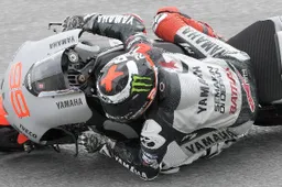 MotoGP: pista bagnata a Sepang, 1° Lorenzo, a terra Marquez