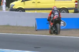 MotoGP: Maverick Vinales, l'incredibile ritiro per la catena perduta