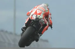 Nicky Hayden rinnova con Ducati per il 2013, è ufficiale