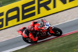 Supersport Assen, Gara 1: Bulega detta legge, MV Agusta sul podio
