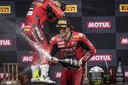 Superbike, Bulega e lo stimolo Bautista: "Mi spinge a fare di più"