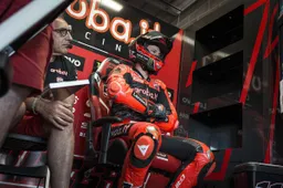 Superbike, Bulega lancia un messaggio a Razgatlioglu: Donington si infiamma