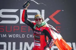 Superbike, Bulega fast & furious: la spiegazione del "vaffa" a Bassani