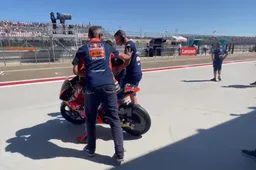 VIDEO Moto3: Adrian Fernandez placcato dal Max Racing Team in Q2!