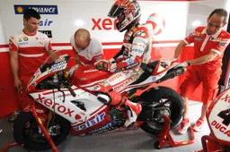 Superbike Nurburgring Prove Libere 1: Haga leader, male Spies