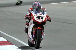 Superbike Miller Warm Up: Noriyuki Haga sale in testa