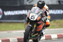 North West 200: Alastair Seeley batte in volata Anstey nella prima gara Superstock