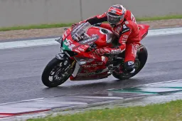 CIV Superbike Mugello 2: Michele Pirro e V4R, dominio acquatico