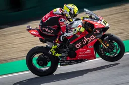 Superbike Imola:  Davies e Bautista all'inseguimento di Rea