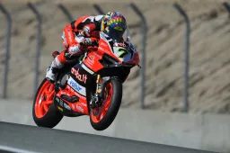 Superbike Laguna Seca: Davies resta 1° ma Rea è a un soffio