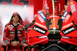 MotoGP, Pecco Bagnaia riparte in pole: la situazione ai box dei competitor