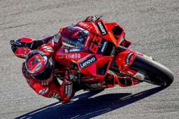 LIVE MotoGP Algarve: Bagnaia vince, incidente con bandiera rossa