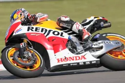 MotoGP: brutta caduta per Pedrosa, spalla sinistra dolorante