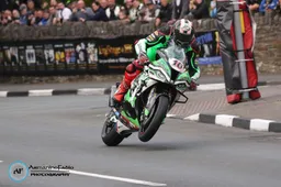 TT 2022: Peter Hickman fa il marziano, trionfo in  Superbike con la BMW