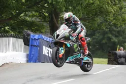 Folle gara Superbike del TT 2024: sfortuna Dunlop, vince Hickman