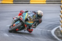 Peter Hickman stravince il Macau GP Moto 2023
