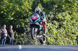 Peter Hickman piega Michael Dunlop: conquista Gara 1 Superstock al TT 2023