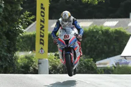 TT: Bandiera rossa per un incidente, Peter Hickman vince la Superbike