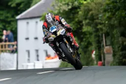 TT: Supersport Gara 2, Peter Hickman vince il duello con Harrison