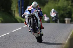 Dundrod 150 Peter Hickman vince e ritocca il record: 215,541 km/h di media!