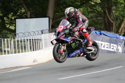 Tourist Trophy: Peter Hickman grave incidente, condizioni stabili