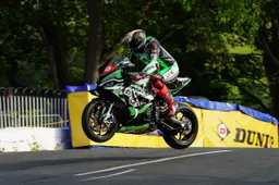TT 2022: Peter Hickman implacabile fa sua la Superstock