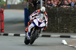 TT: pazzesco Peter Hickman, trionfa al Senior TT con record a 135.452 mph di media!