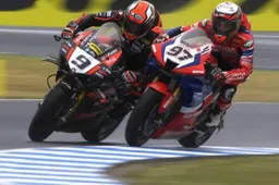 Superbike, Petrucci parte alla cieca e che spallate con Xavi Vierge!