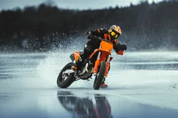 KTM 450 SMR 2025: la massima espressione del motard