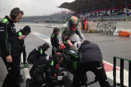 Superbike Retroscena Kawasaki stava fregando Jonathan Rea al pit stop