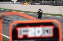 MotoGP, Barcellona: Warm Up, Quartararo al comando e cade
