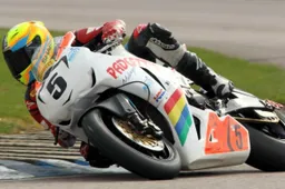 BSB Thruxton Gara 1: Lowry porta la Padgett's Honda alla vittoria