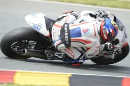 Moto2: Ratthapark Wilairot appende il casco al chiodo