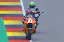 Moto2 Sachsenring: stop per bandiera rossa, vince Deniz Oncu